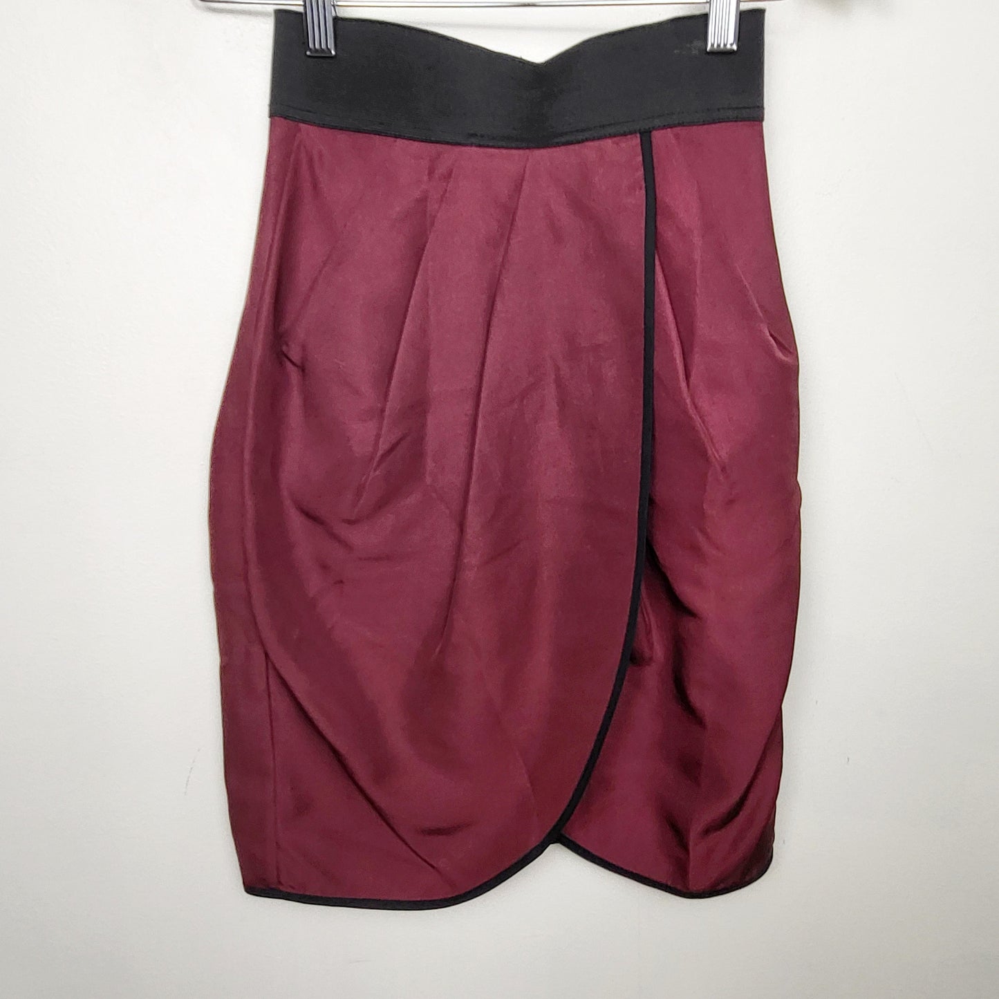 CMCRD11 - NEW - Wilfred Artizia berry coloured 100% silk tulip skirt. Size 0