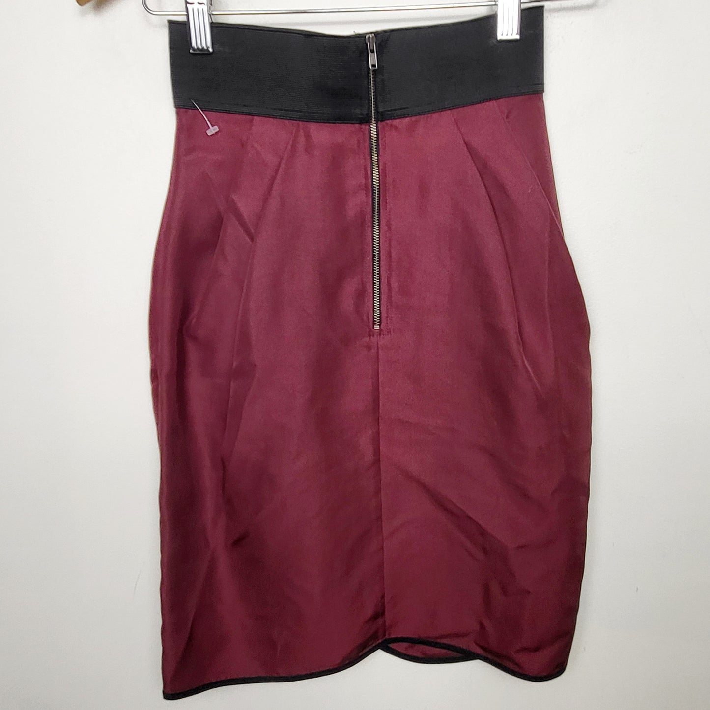 CMCRD11 - NEW - Wilfred Artizia berry coloured 100% silk tulip skirt. Size 0