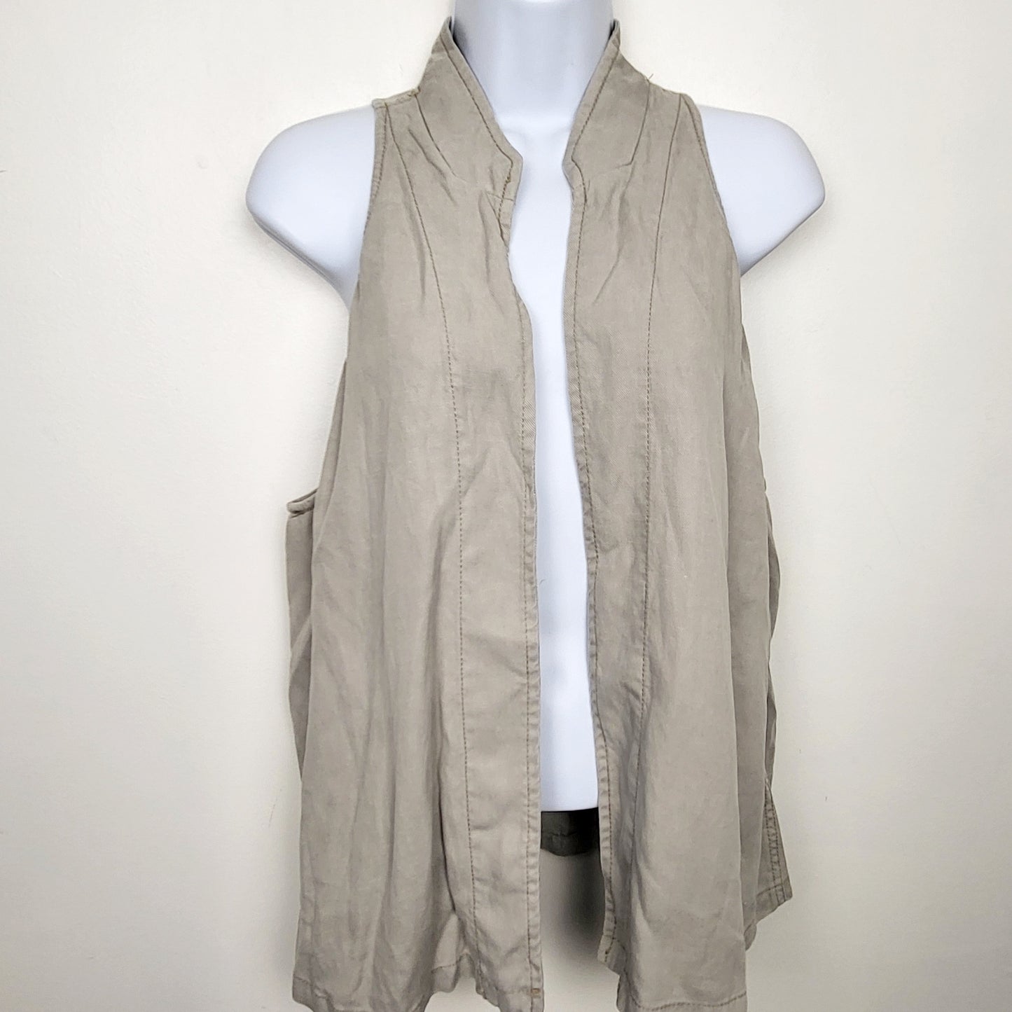 CMCRD11 - Free People beige linen blend vest. Size large