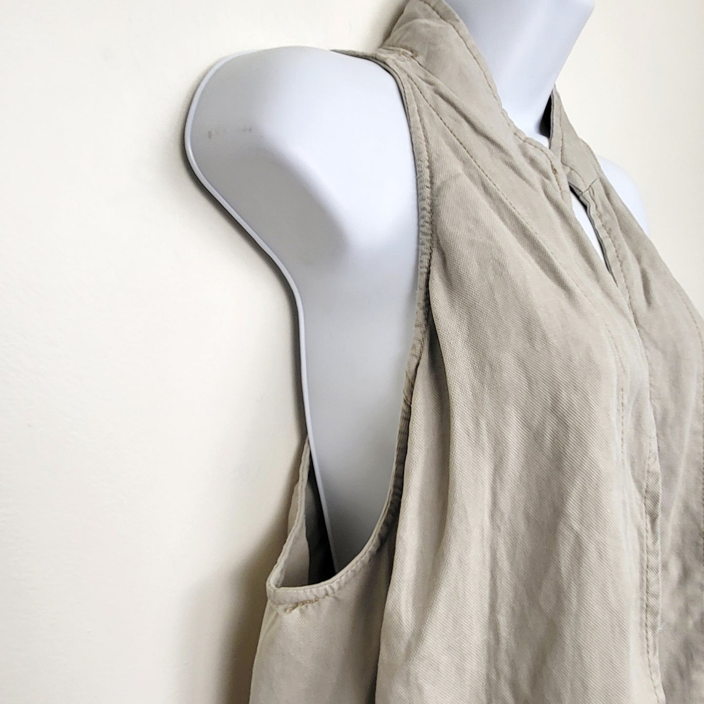 CMCRD11 - Free People beige linen blend vest. Size large