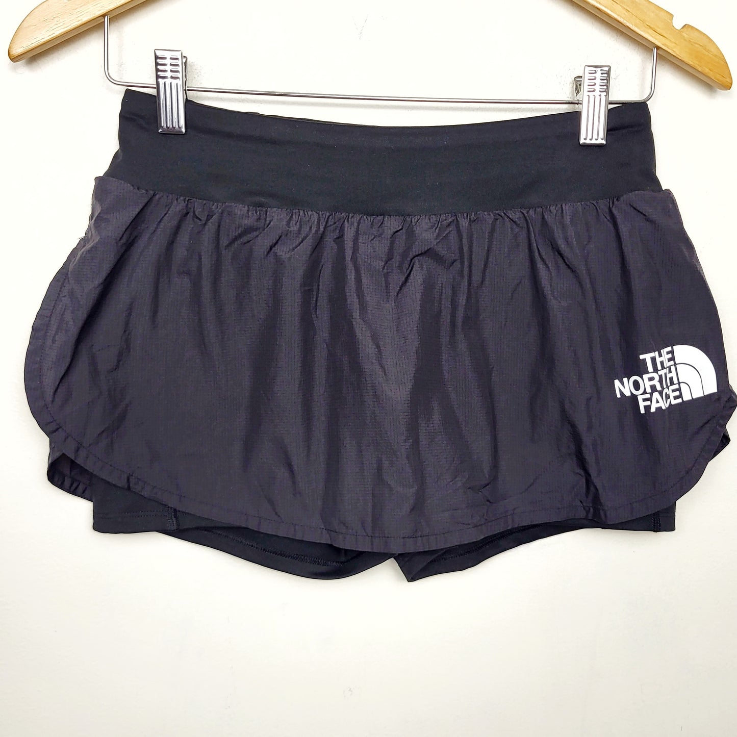 CMCRD11 - The North Face black active skort. Size small