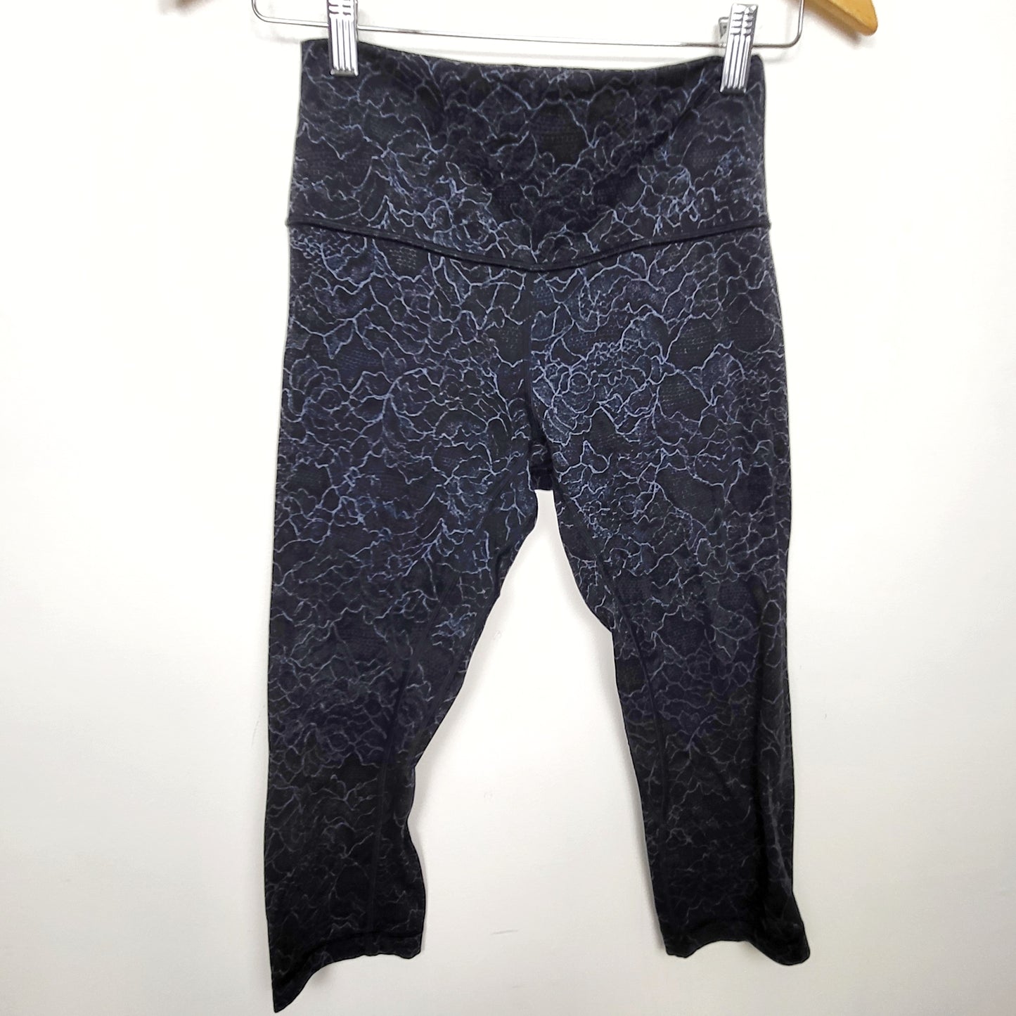 CMCRD11 - Lululemon Align Crop *19" in Lacescape Dark Cast Black print. Size 6