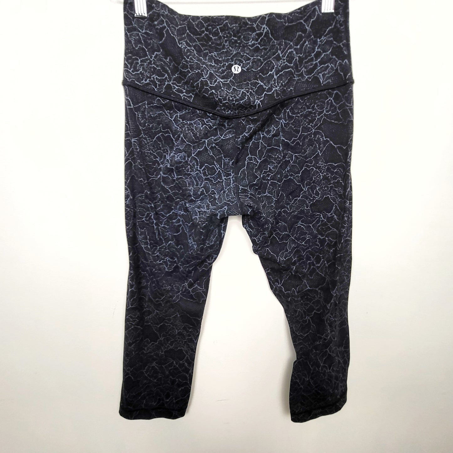 CMCRD11 - Lululemon Align Crop *19" in Lacescape Dark Cast Black print. Size 6