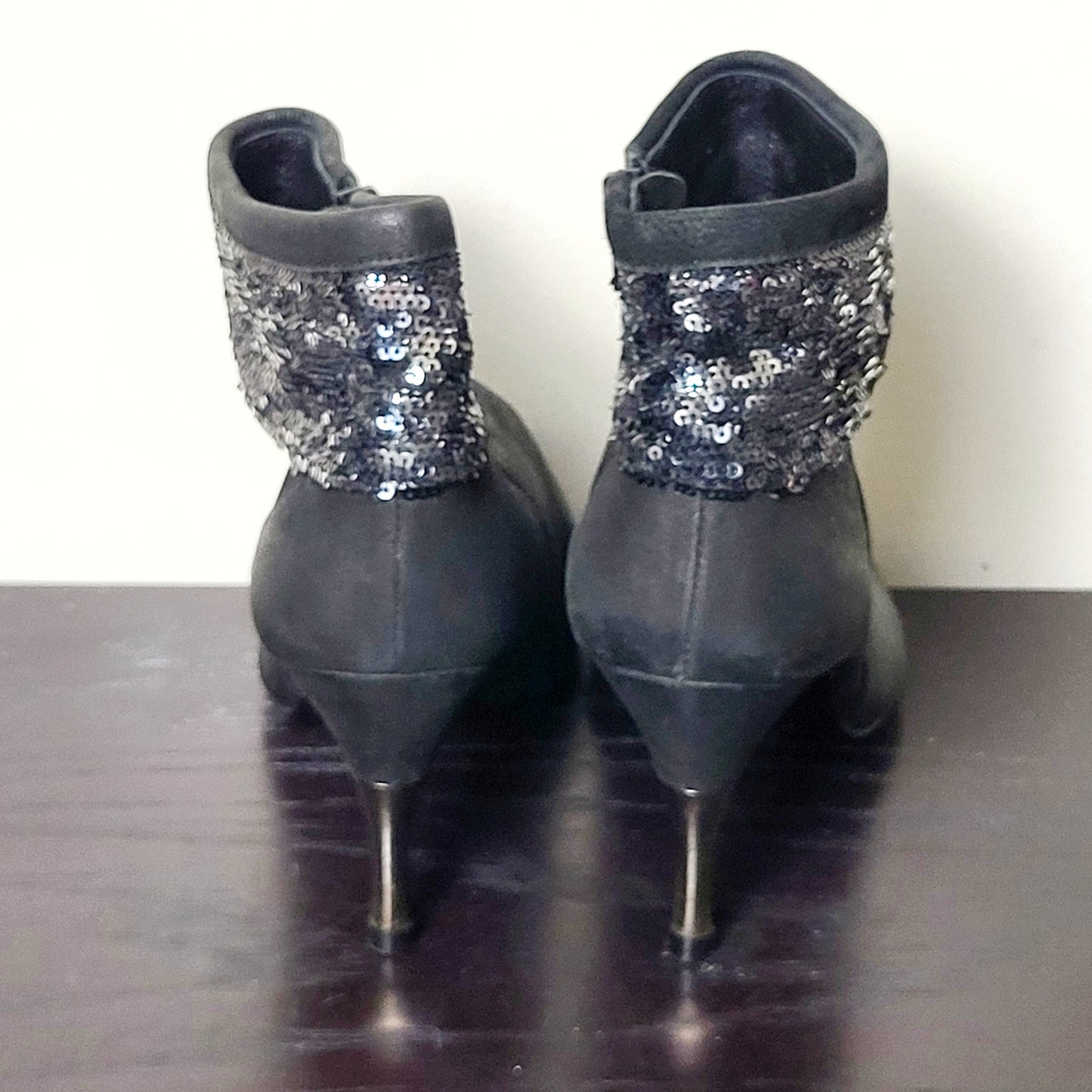 CMCRD11 - Missmr black leather ankle boots with sequin detailing. Size 7