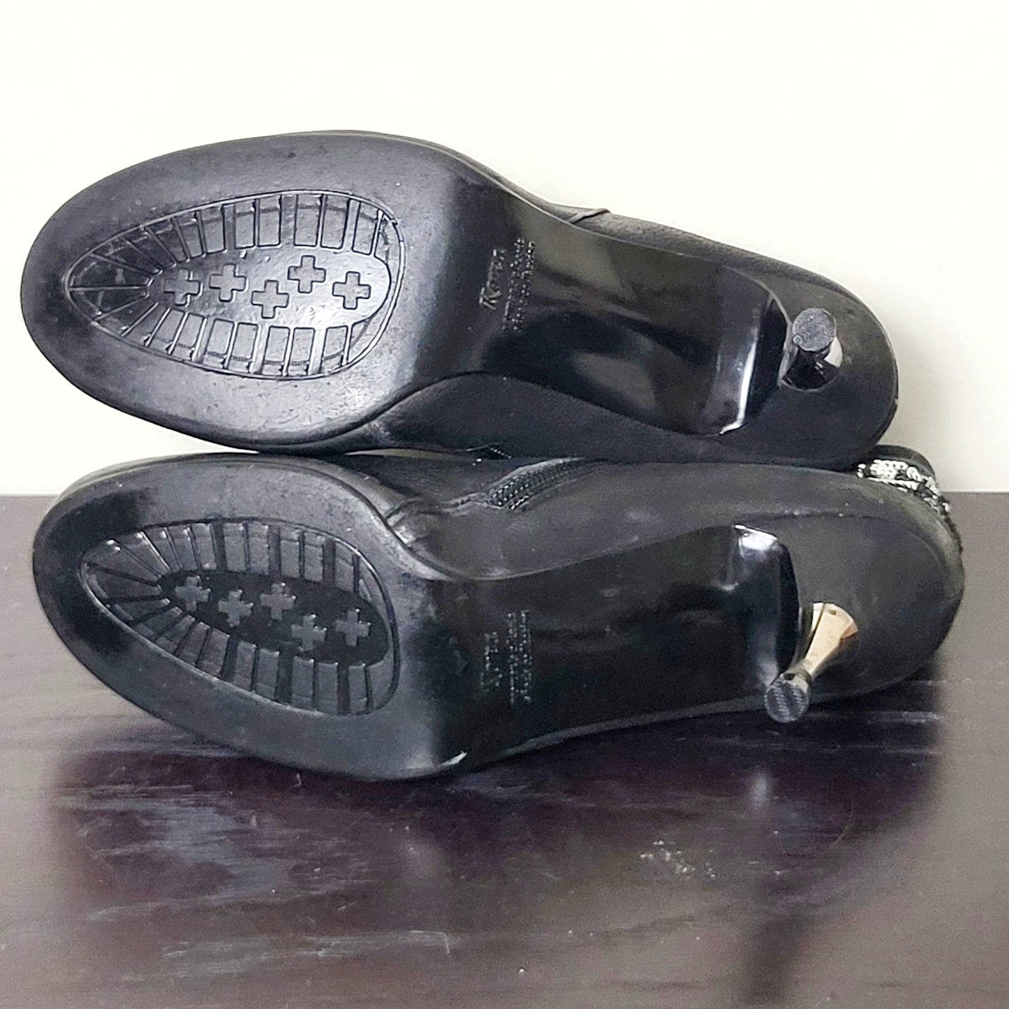 CMCRD11 - Missmr black leather ankle boots with sequin detailing. Size 7