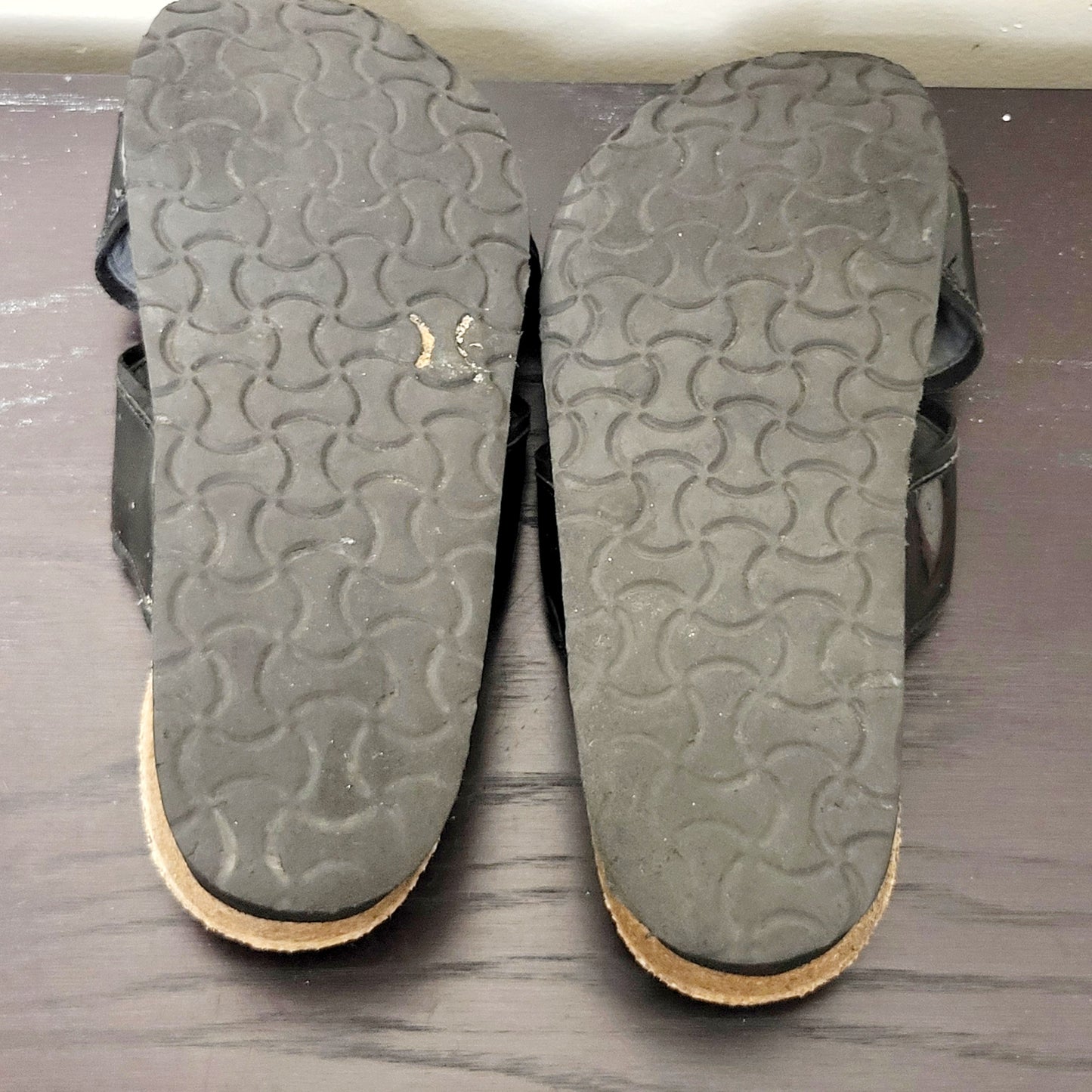 CMCRD11 - Naot black patent leather "cheyenne" Birk style sandals. Size 6