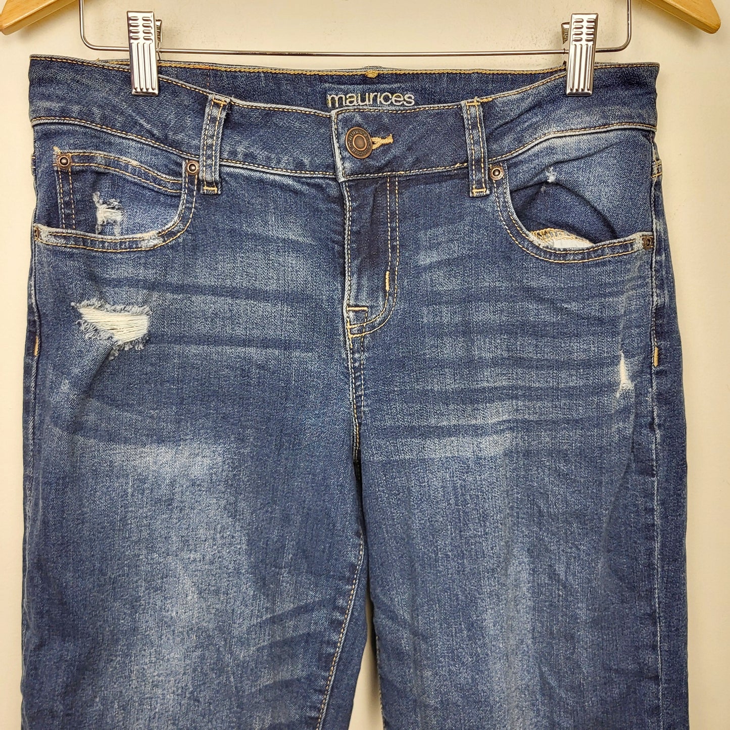 CMCRD2 - Maurices distressed cropped straight leg jeans. Size 8