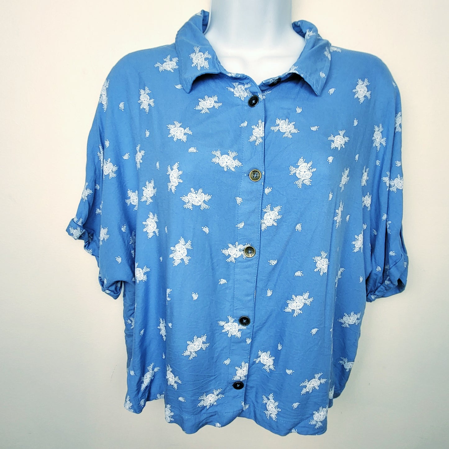 CMCRD2 - Roxy blue boxy fit short sleeved button down shirt. Size large