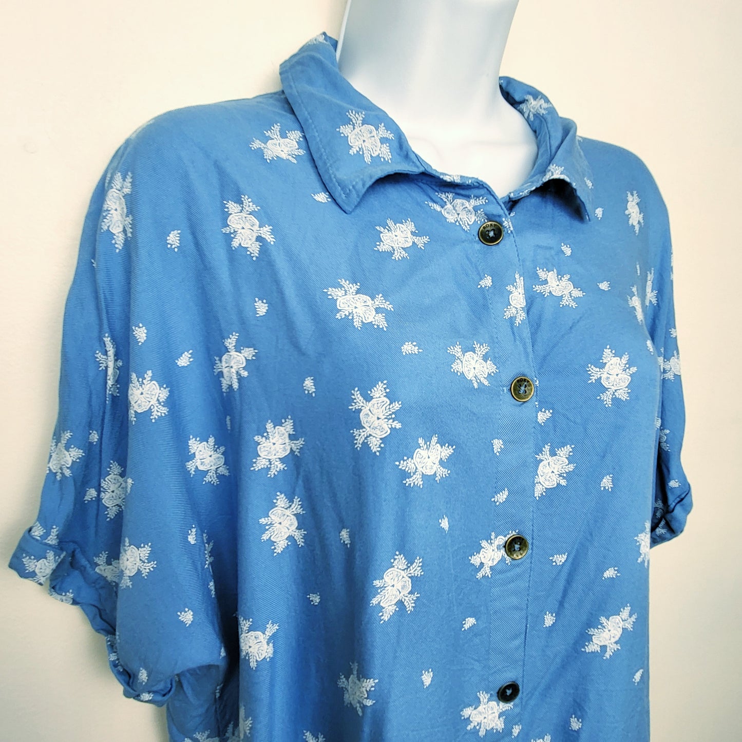 CMCRD2 - Roxy blue boxy fit short sleeved button down shirt. Size large
