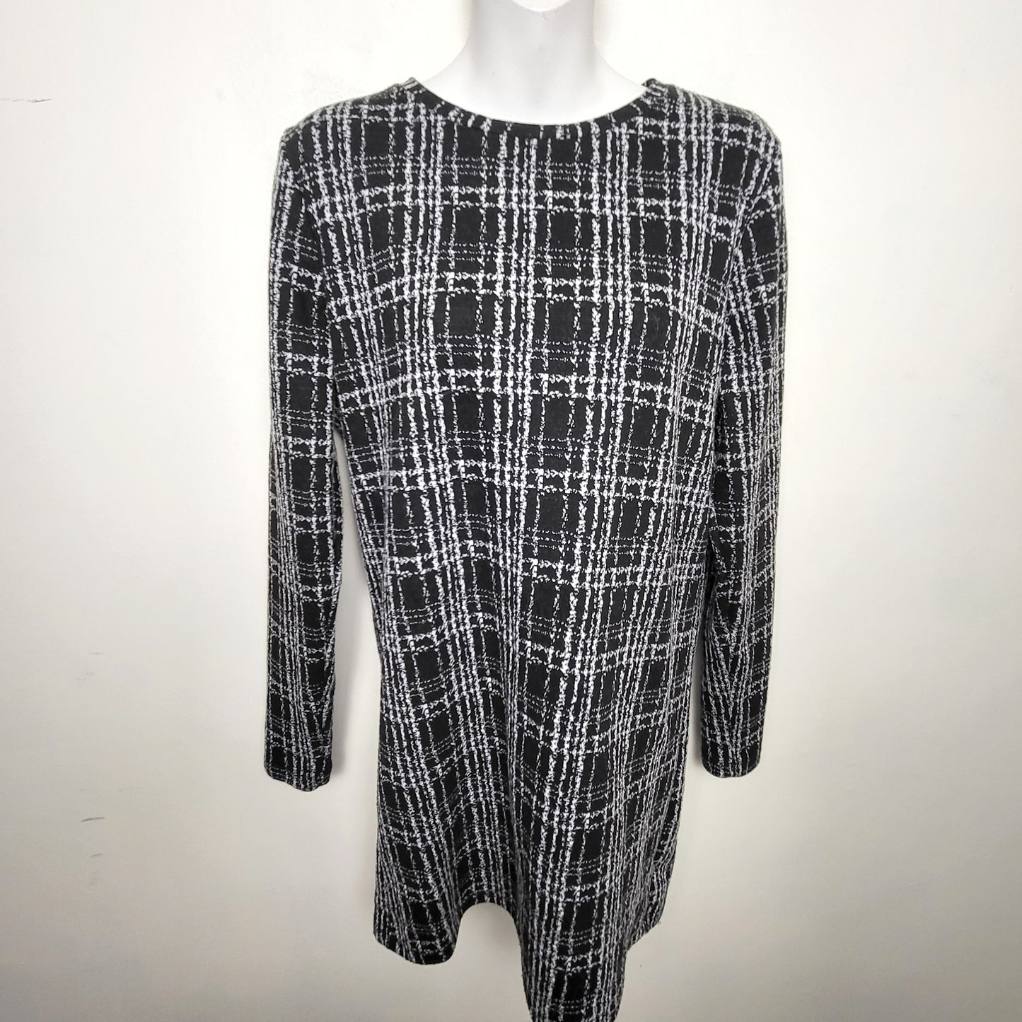 CMCRD2 - Antistar black and white plaid knit tunic. Size medium 🍁