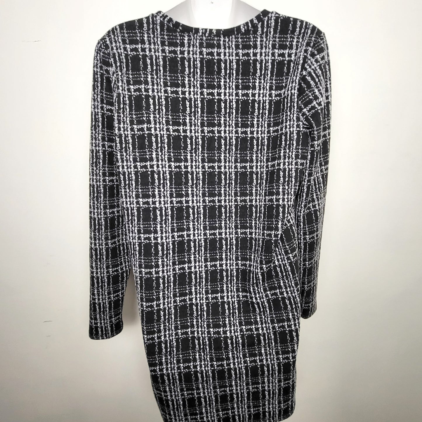 CMCRD2 - Antistar black and white plaid knit tunic. Size medium 🍁