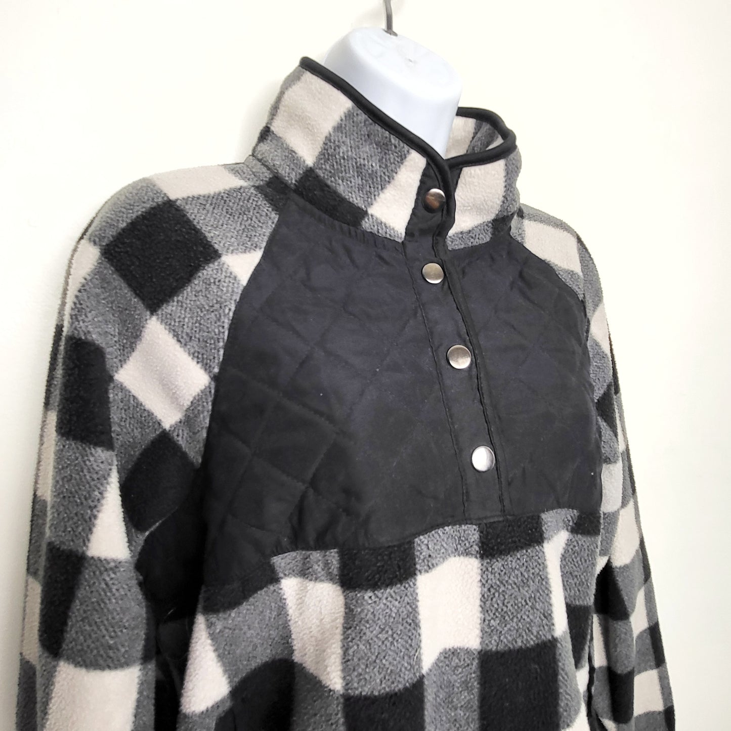 CMCRD2 - Kyodan black checkered pullover fleece. Size large