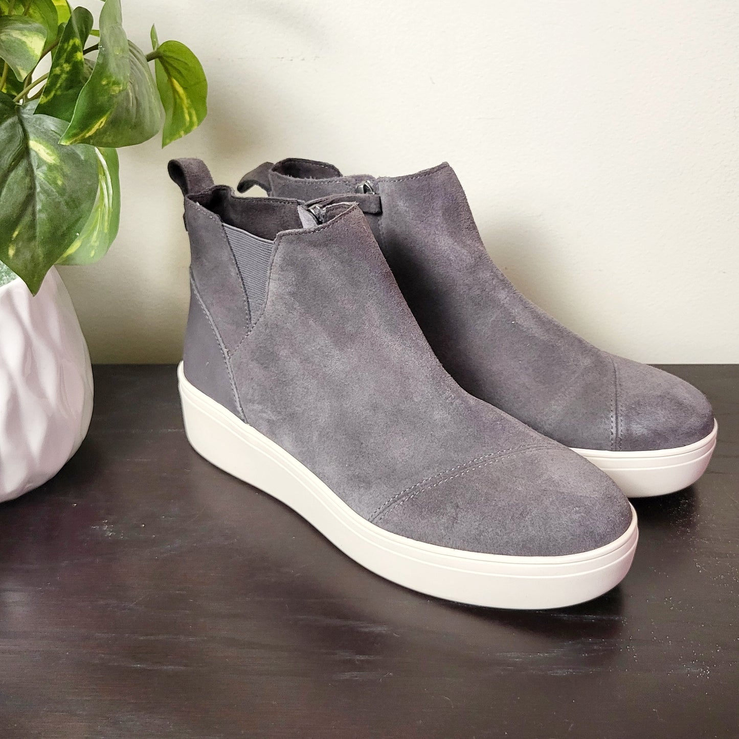 CMCRD2 - TOMS Womens Jamie grey suede slip on sneaker / bootie. Size 9
