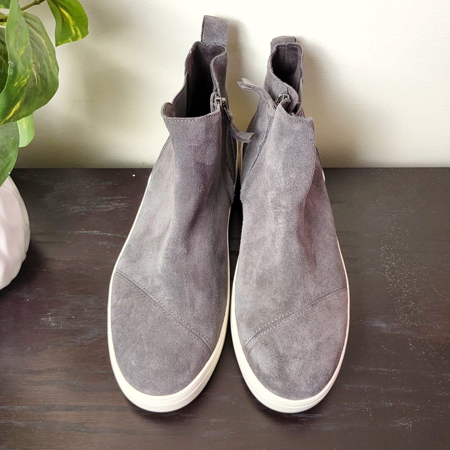 CMCRD2 - TOMS Womens Jamie grey suede slip on sneaker / bootie. Size 9