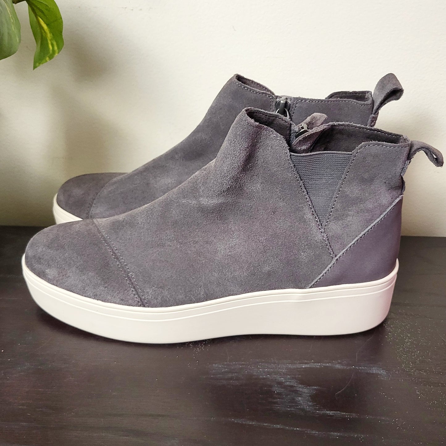 CMCRD2 - TOMS Womens Jamie grey suede slip on sneaker / bootie. Size 9