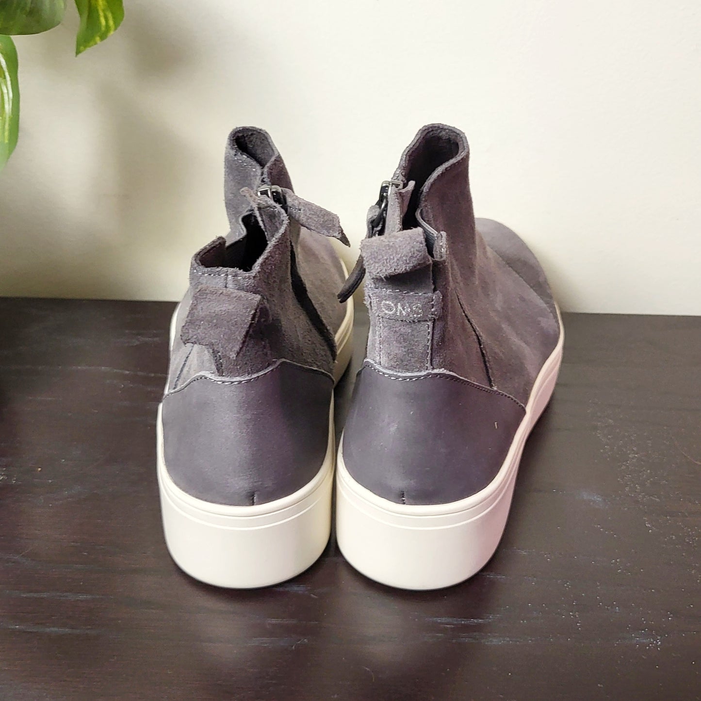 CMCRD2 - TOMS Womens Jamie grey suede slip on sneaker / bootie. Size 9