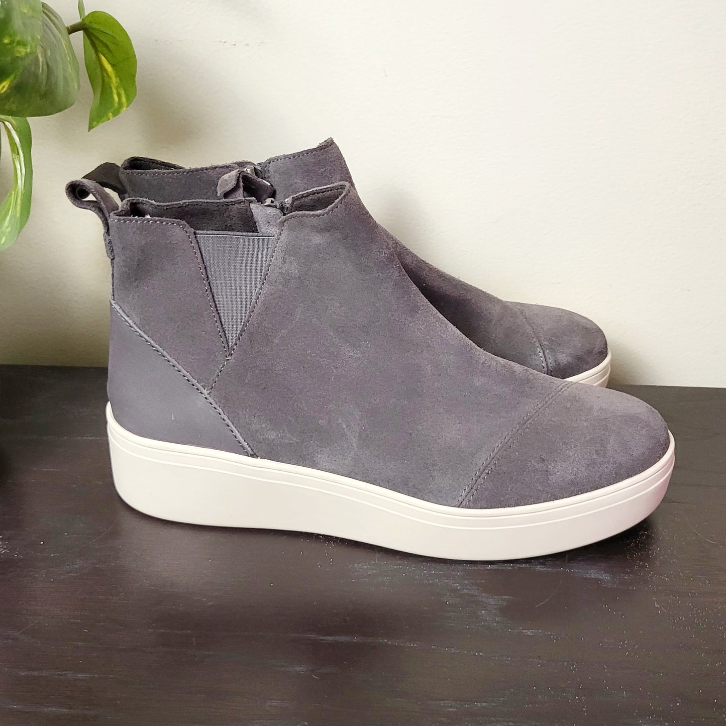 CMCRD2 - TOMS Womens Jamie grey suede slip on sneaker / bootie. Size 9