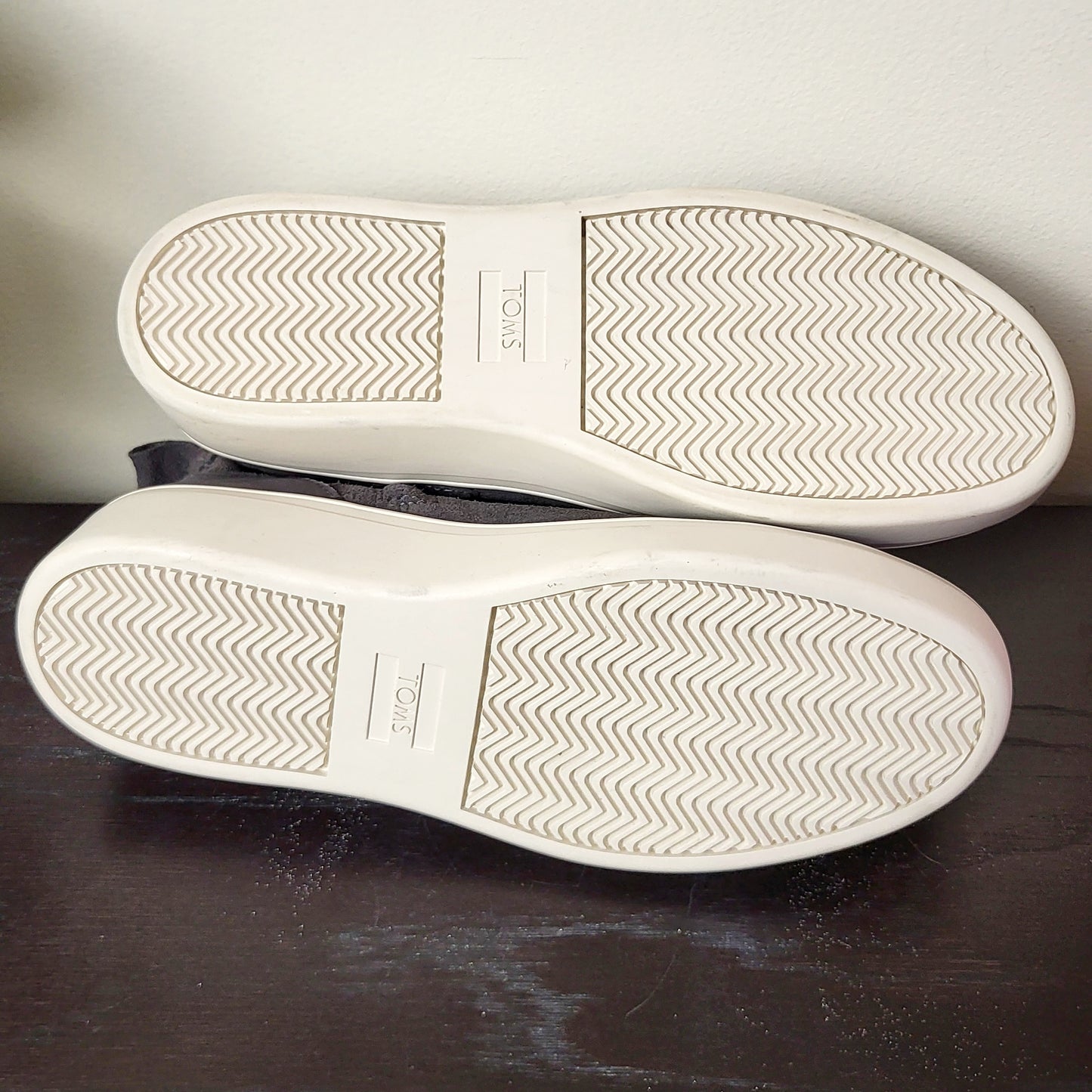 CMCRD2 - TOMS Womens Jamie grey suede slip on sneaker / bootie. Size 9
