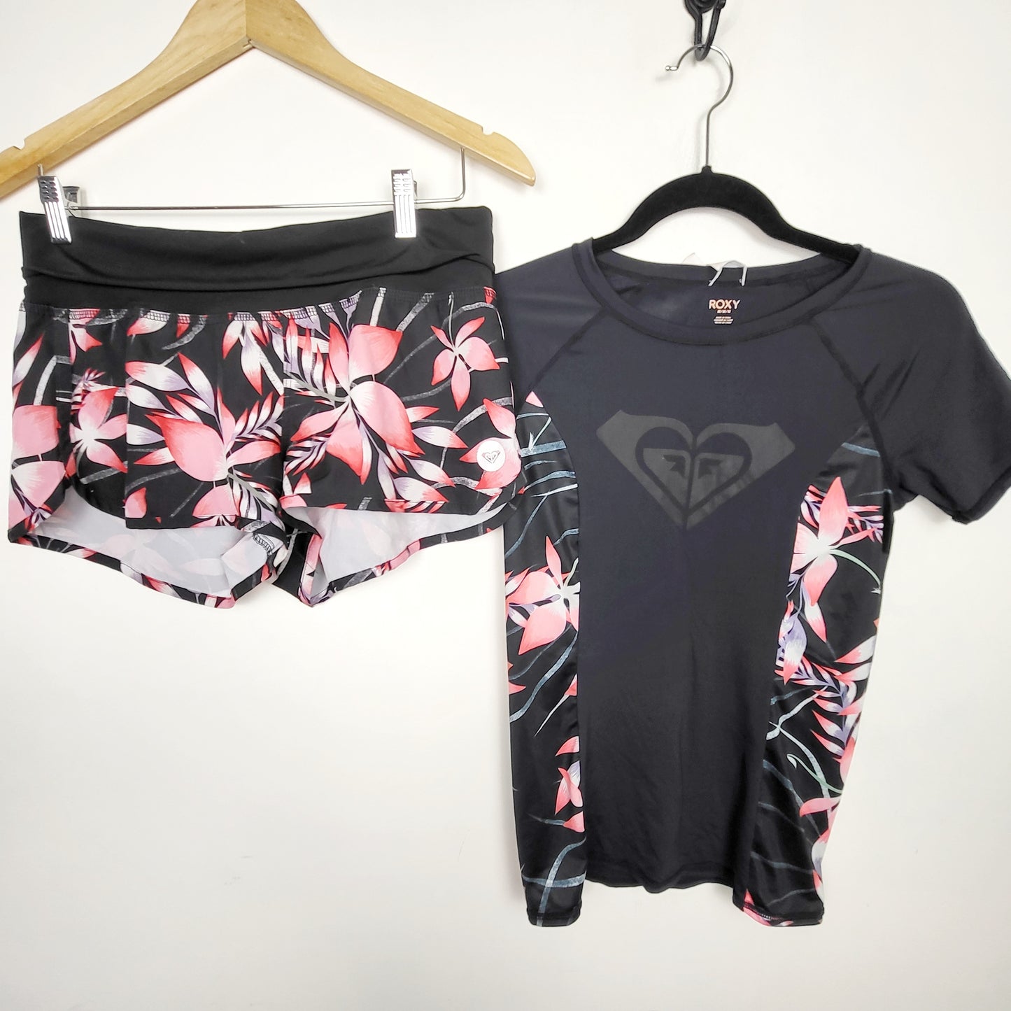 JKZ2 - Roxy black and floral print 2pc swim set. Size medium