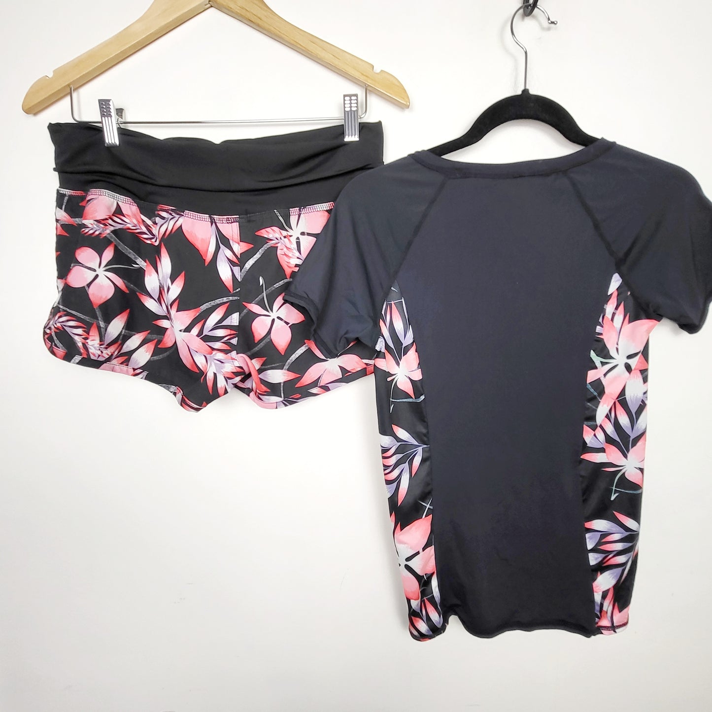 JKZ2 - Roxy black and floral print 2pc swim set. Size medium