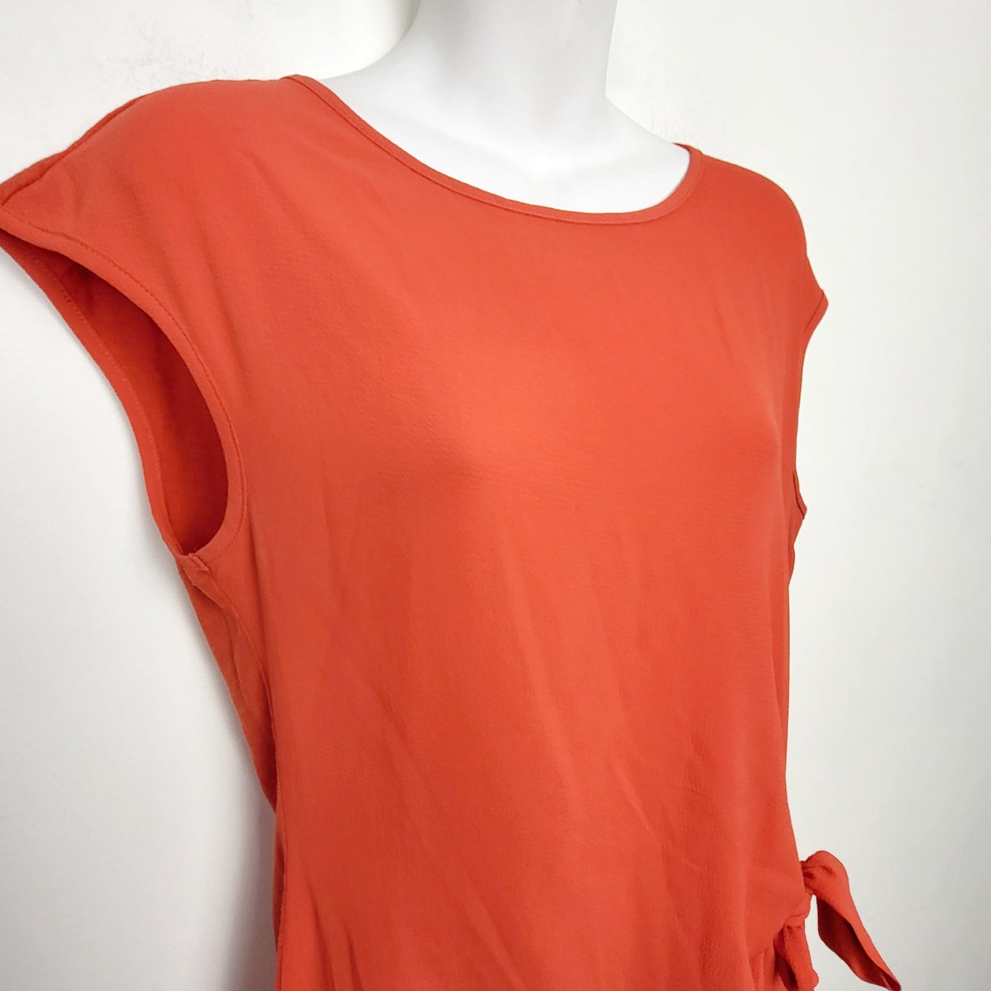 JKZ2 - Mexx red loose fit knotted short sleeved top. Size small