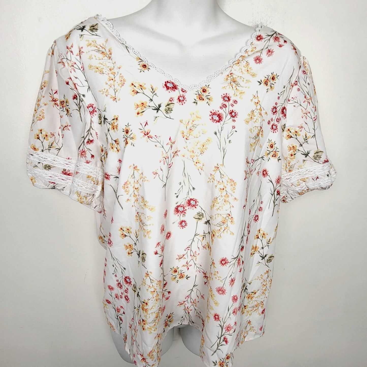 JLMB1- Unbranded white floral print top. Size medium