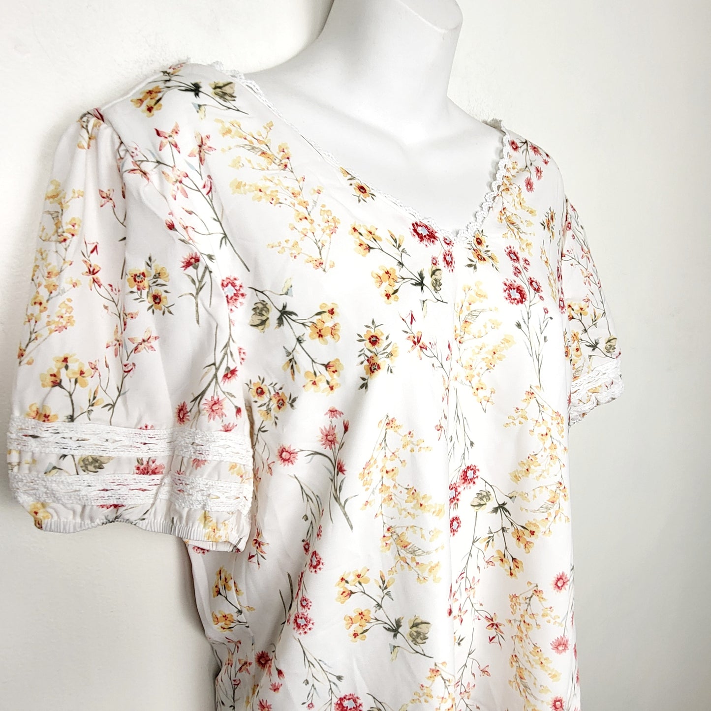 JLMB1- Unbranded white floral print top. Size medium