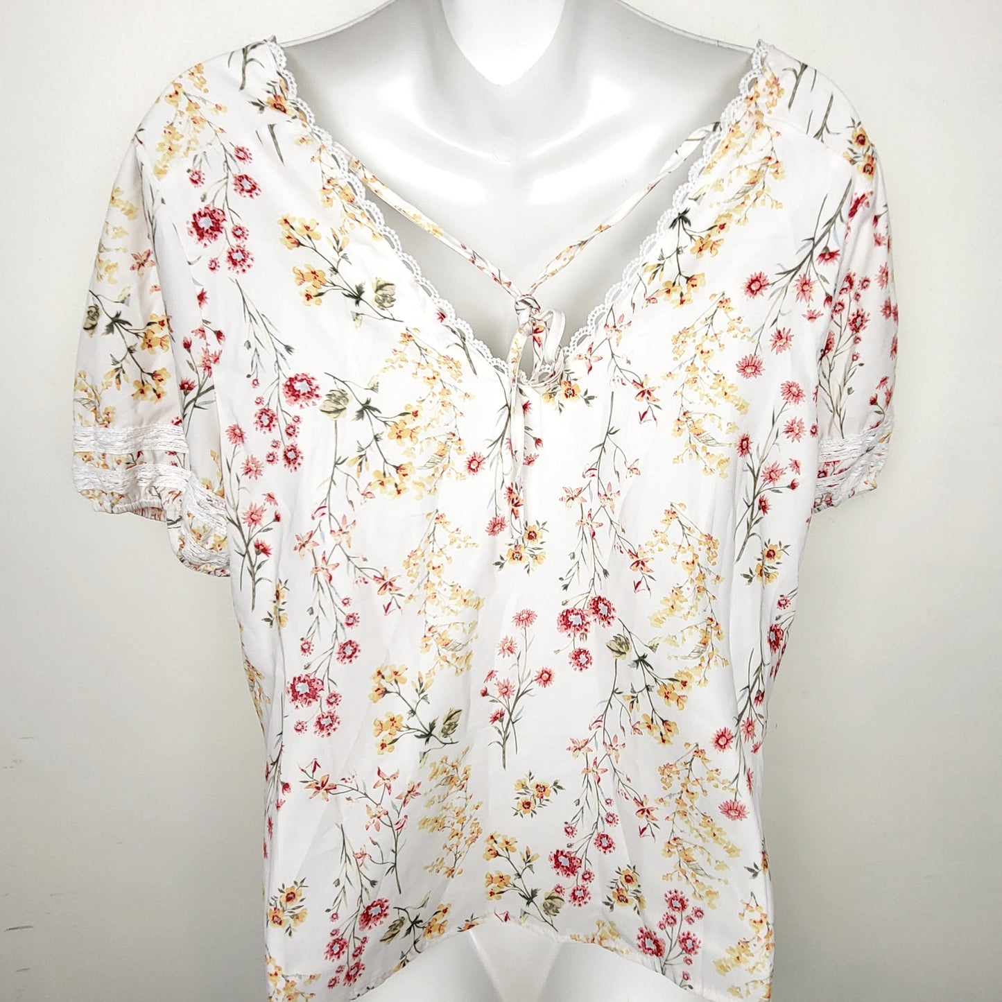JLMB1- Unbranded white floral print top. Size medium