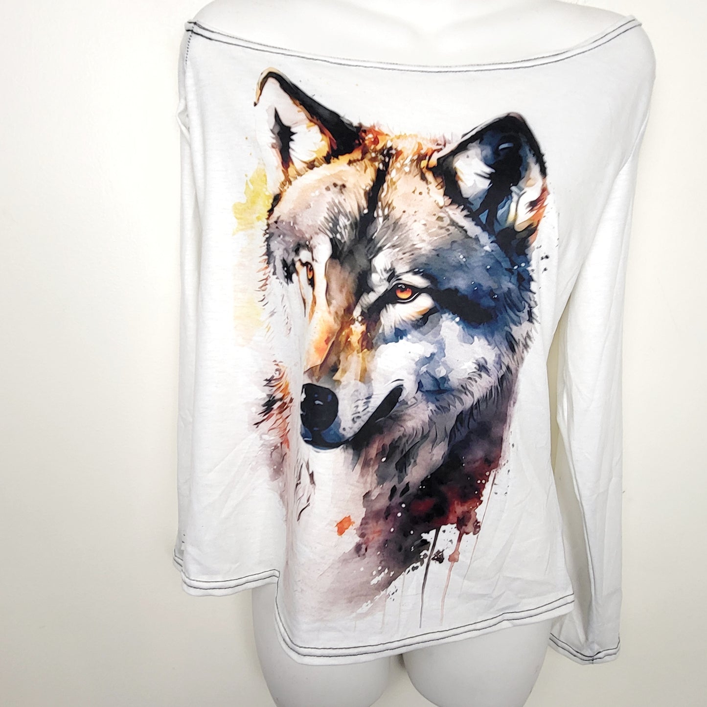 JLMB1 - Unbranded white off the shoulder wolf t-shirt. Size medium