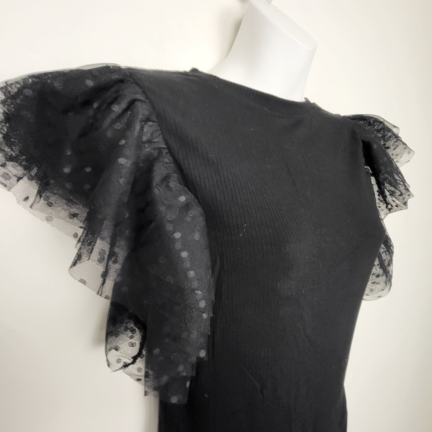 JLMB1 - Black dotty mesh ruffle sleeve ribbed knit top. Size medium