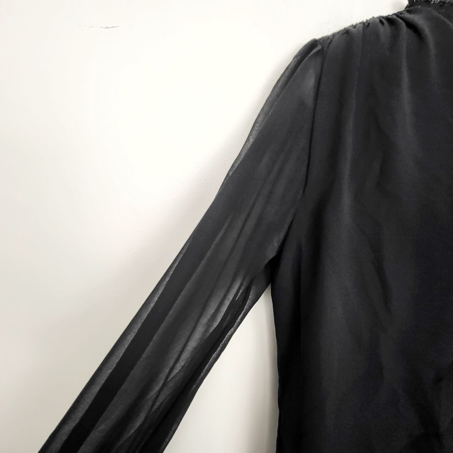 MHCK1 - RW and Co black keyhole blouse with ruffle collar. Size large 🍁