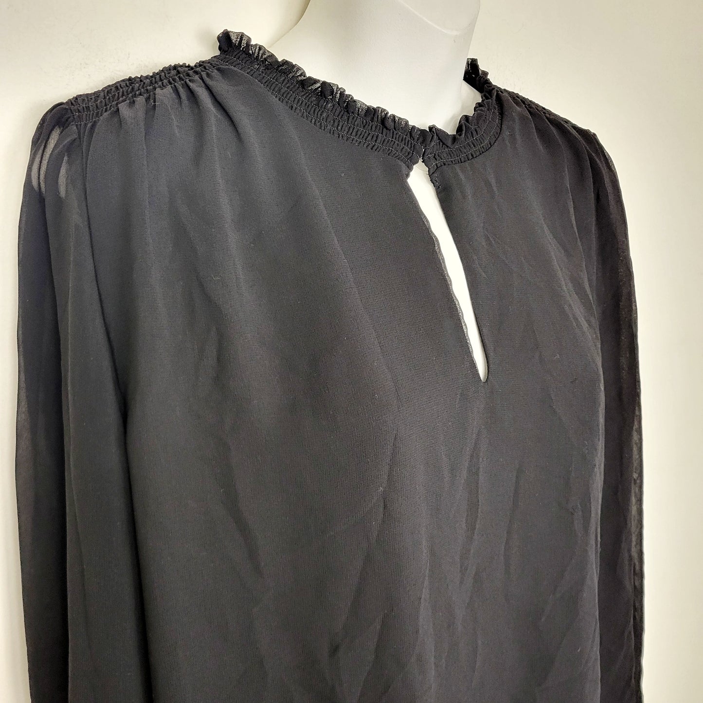 MHCK1 - RW and Co black keyhole blouse with ruffle collar. Size large 🍁