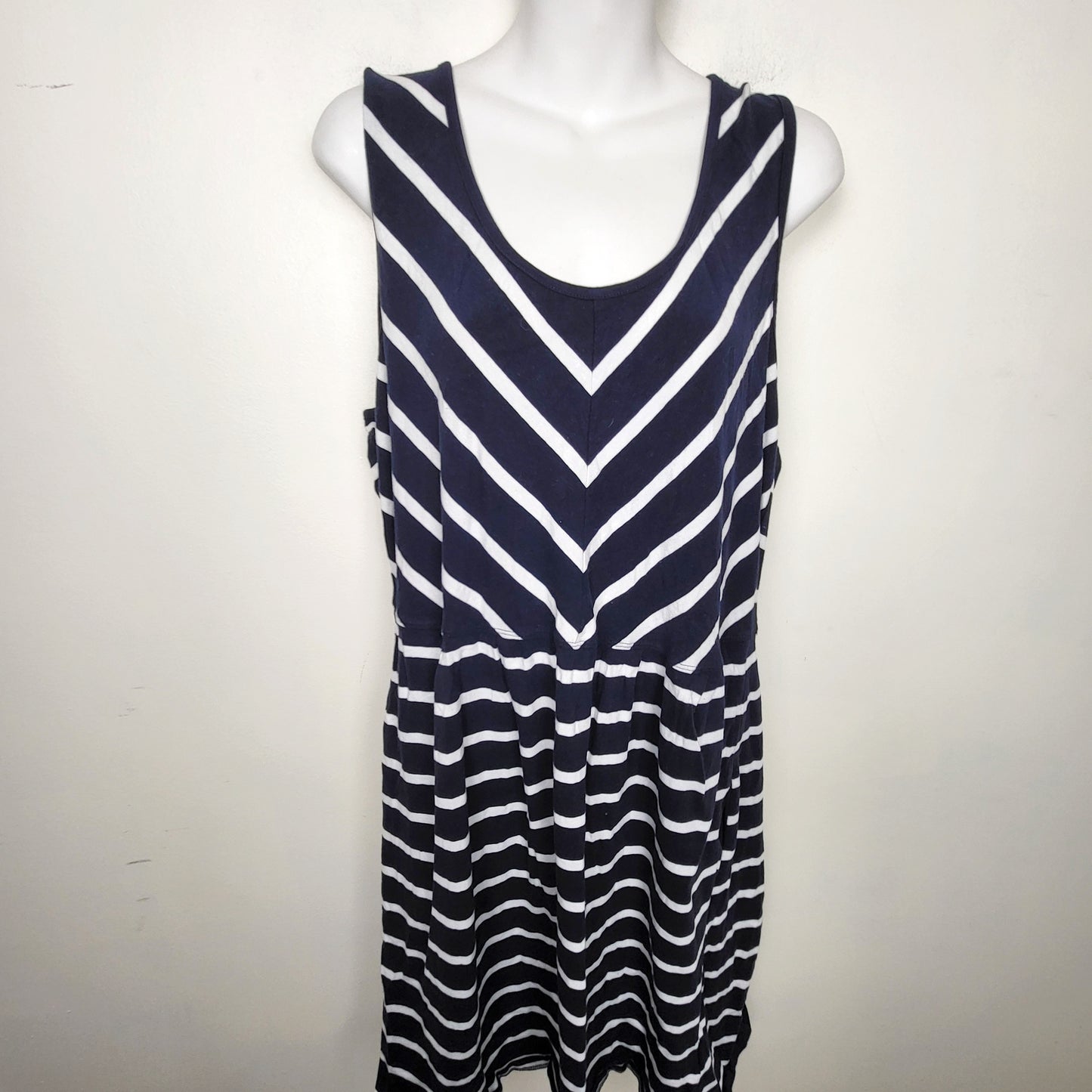 MHCK1 - Mountain Warehousenavy striped v-neck sleeveless mid length dress. Size 14