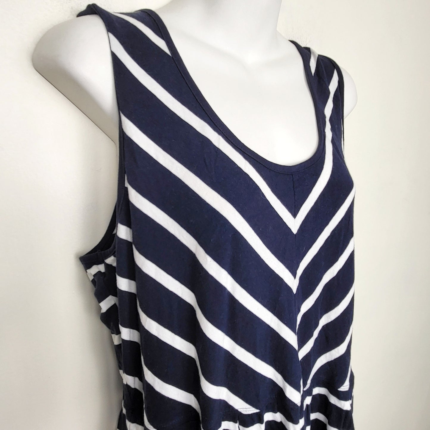 MHCK1 - Mountain Warehousenavy striped v-neck sleeveless mid length dress. Size 14