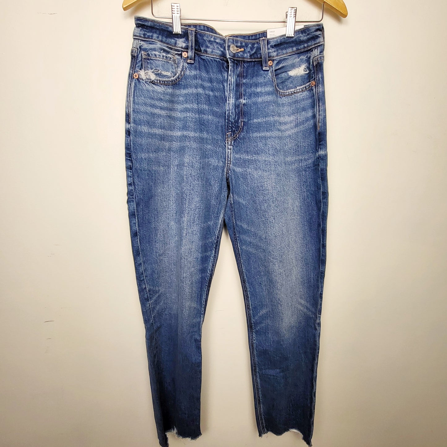 MFAIR1 - NEW - American Eagle distressed Strigid Jeans with raw edge hem. Size 8 (29)