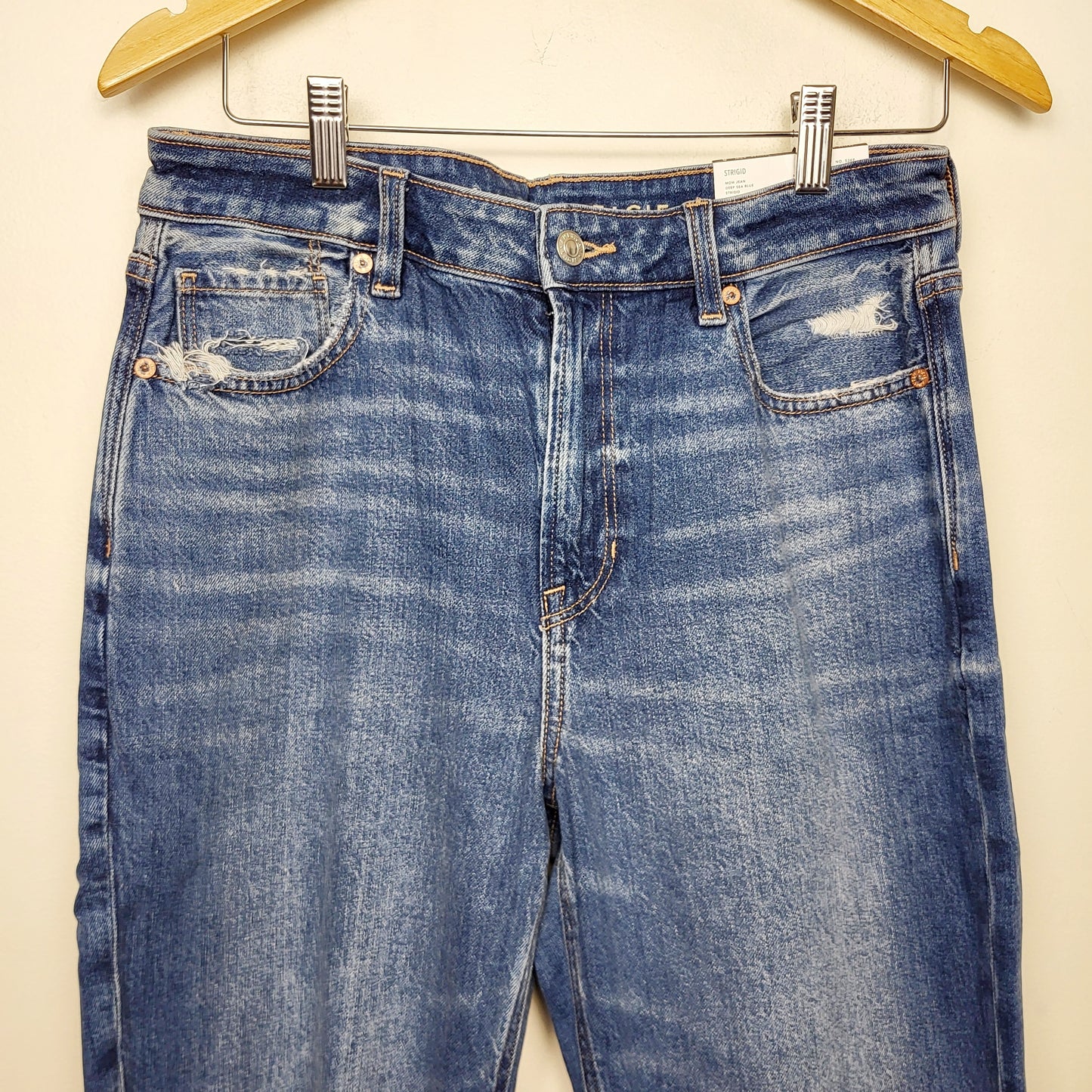 MFAIR1 - NEW - American Eagle distressed Strigid Jeans with raw edge hem. Size 8 (29)