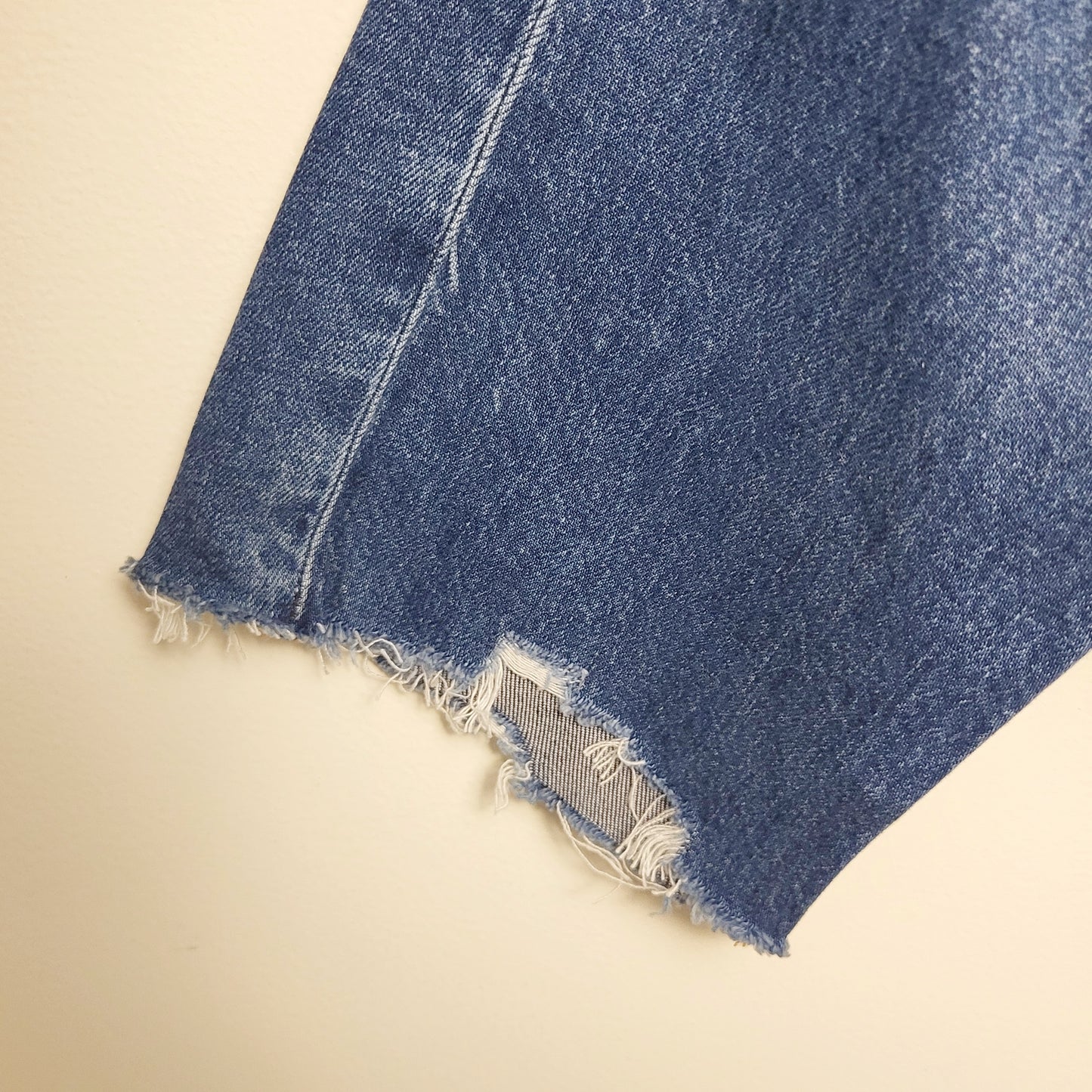 MFAIR1 - NEW - American Eagle distressed Strigid Jeans with raw edge hem. Size 8 (29)