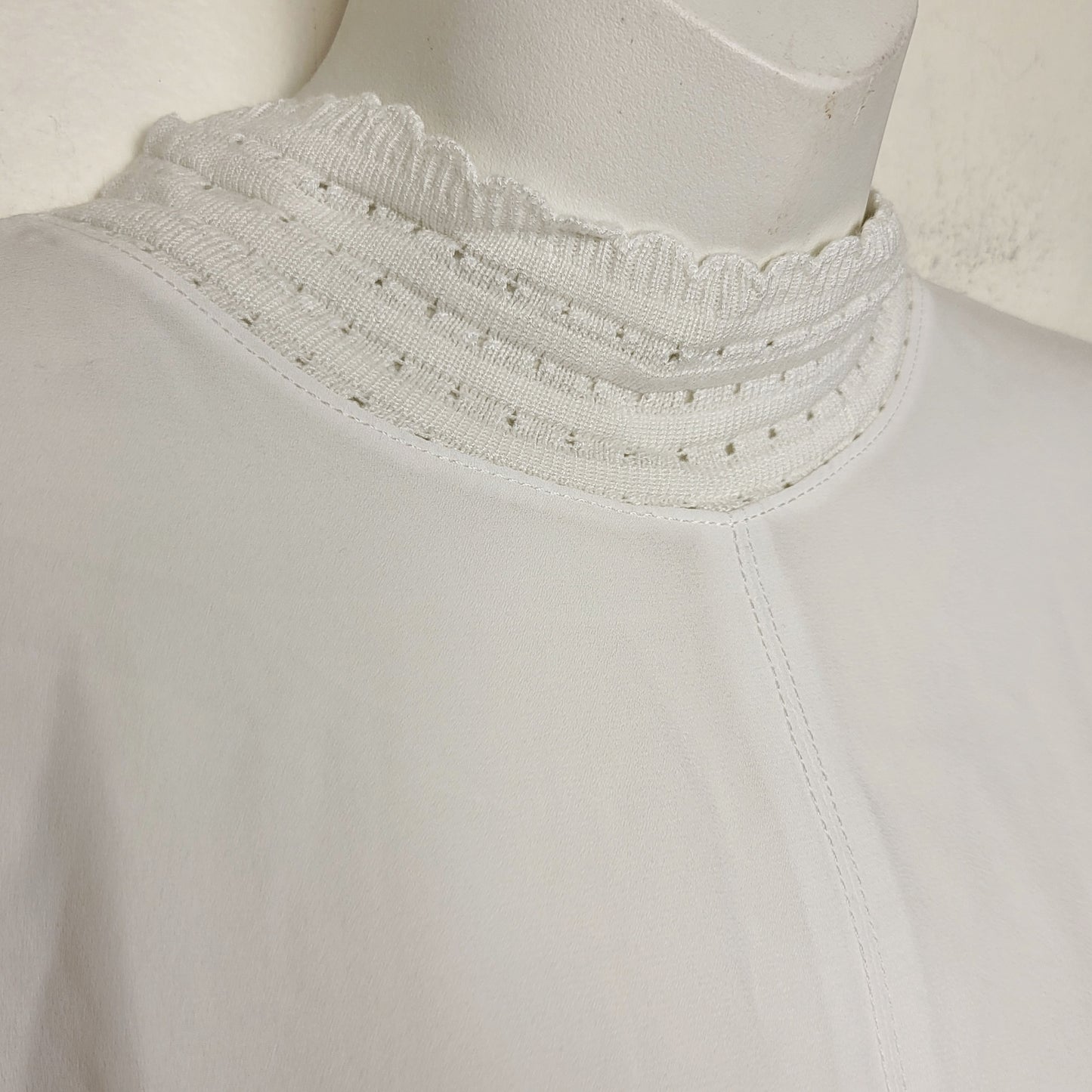 MHCK2 - RW and Co white mock neck blouse. Size large ๐
