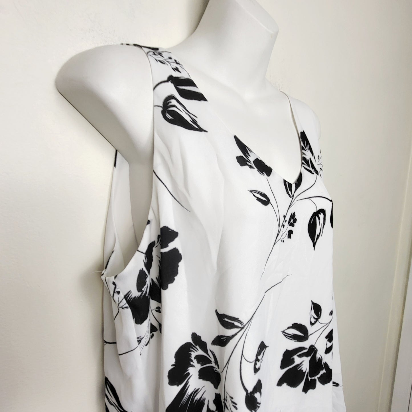 MHCK2 - RW and Co black and white floral print sleeveless top. Size large 🍁