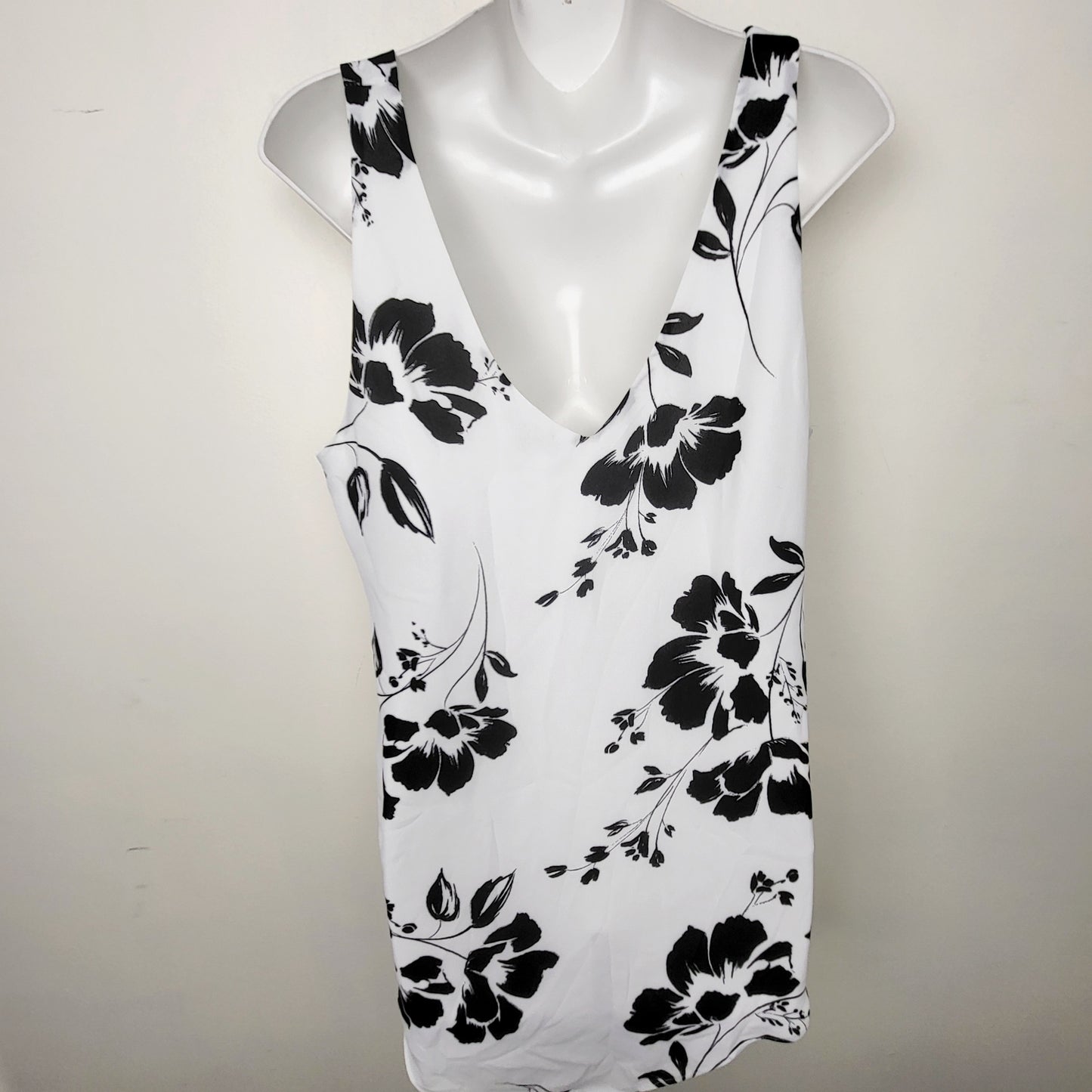 MHCK2 - RW and Co black and white floral print sleeveless top. Size large 🍁