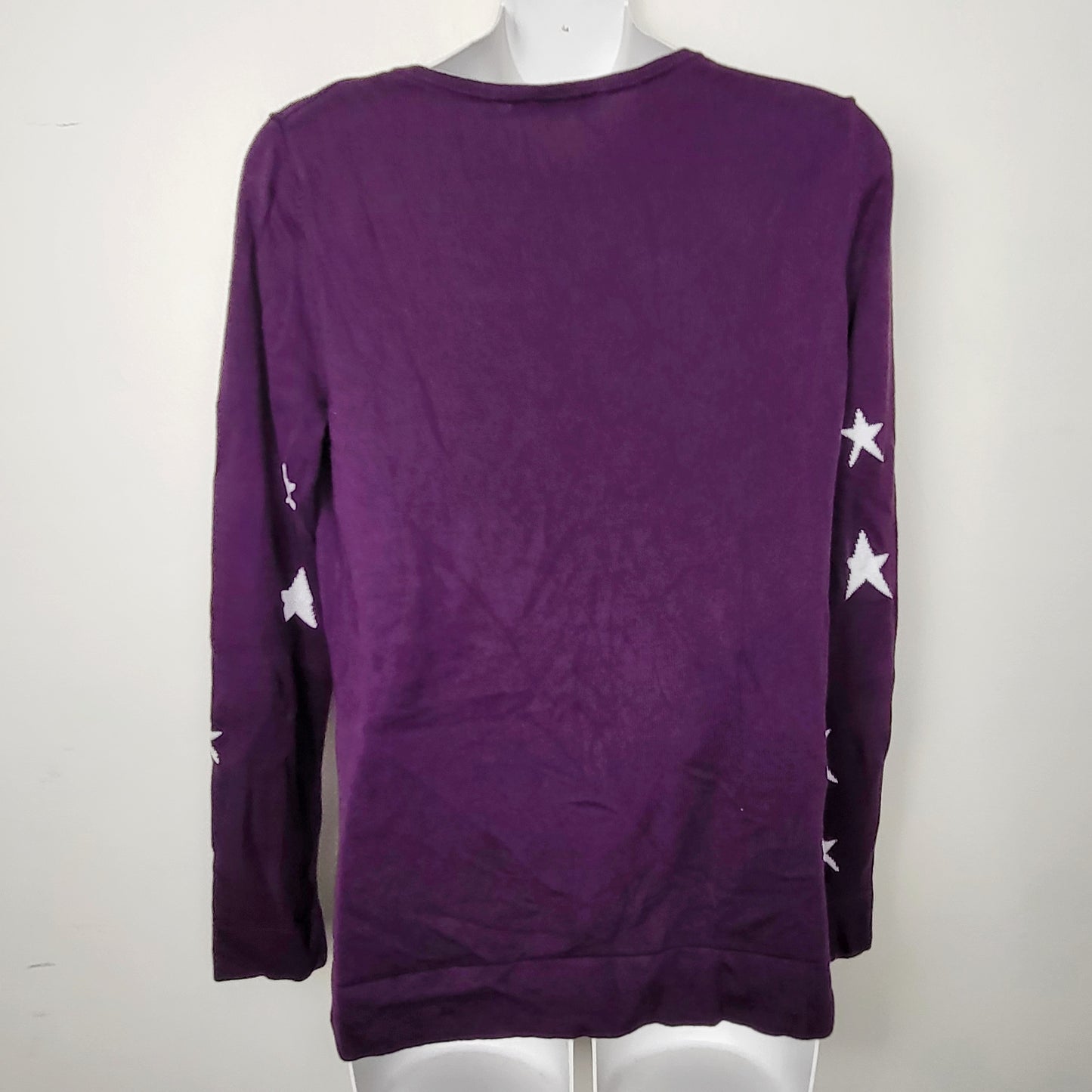 MHCK2 - Ricki's purple lightweight sweater with stars. Size medium ๐