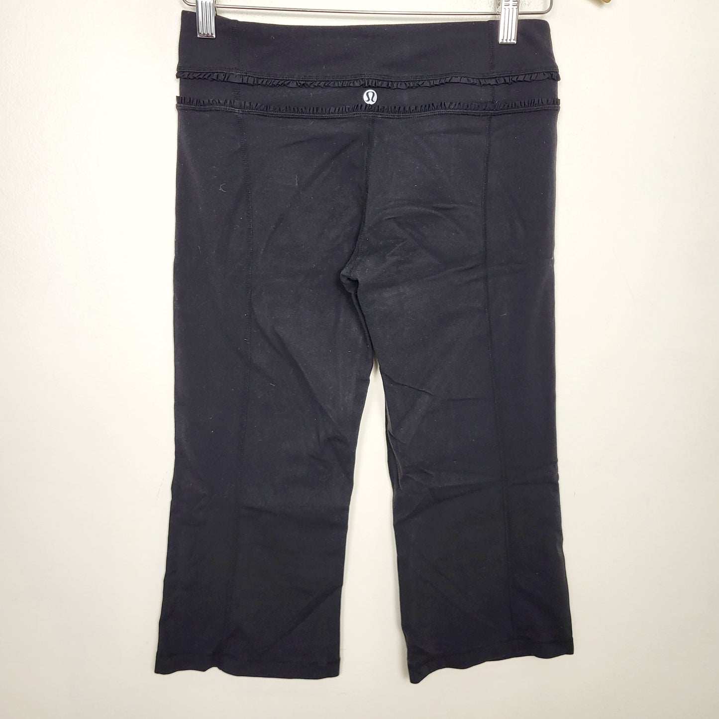JFLM1 - Lululemon black cropped yoga pants with ruffle. Size 6 ๐