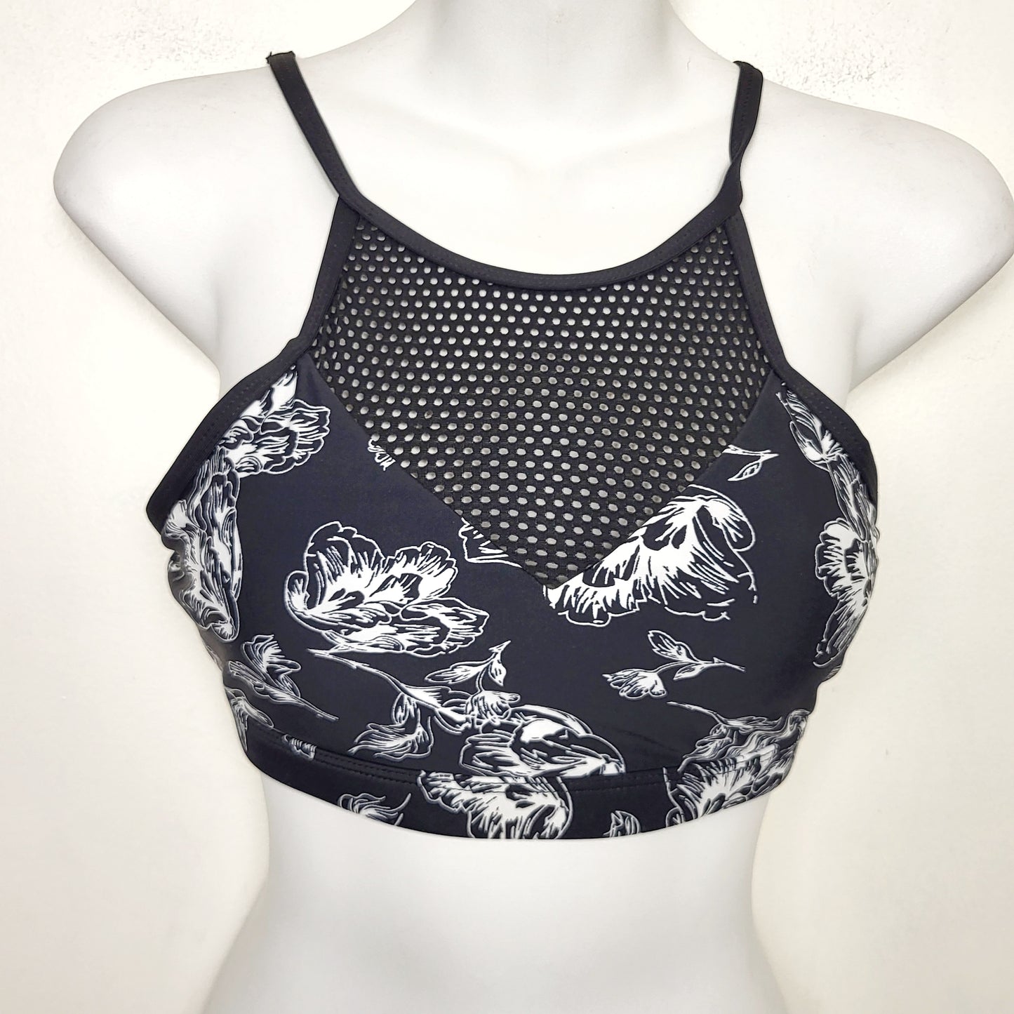 JFLM1 - Uniquely Lorna Jane swimsuit top. Size small