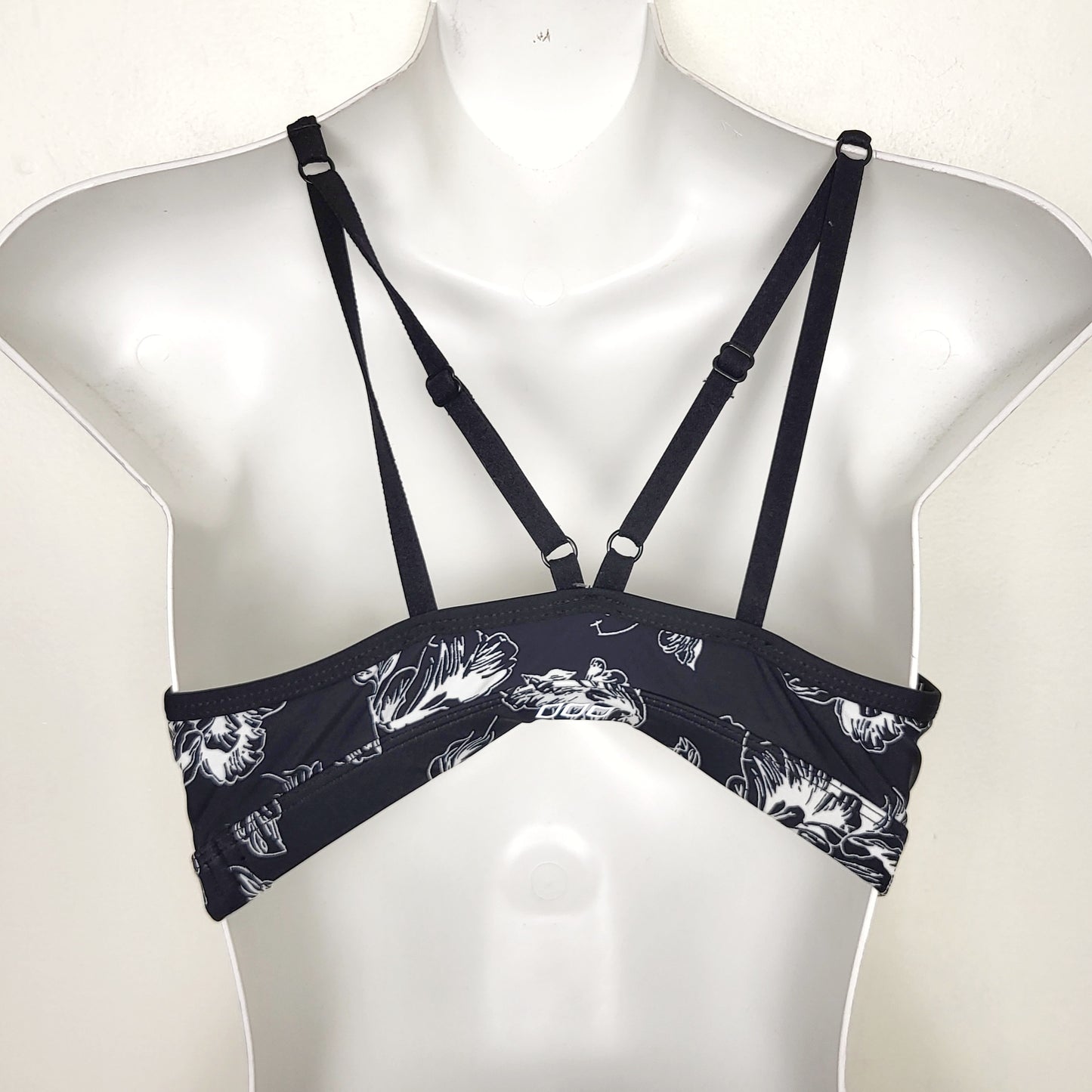 JFLM1 - Uniquely Lorna Jane swimsuit top. Size small