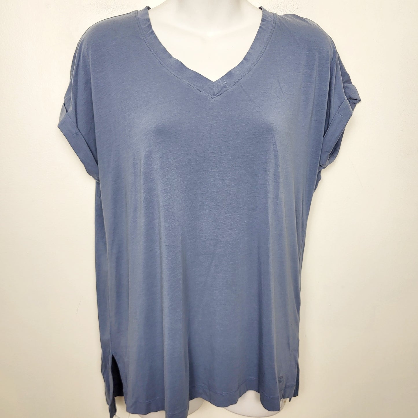 KLJ1 - Banana Republic blue Modal / Cotton blend v-neck t-shirt. Size medium