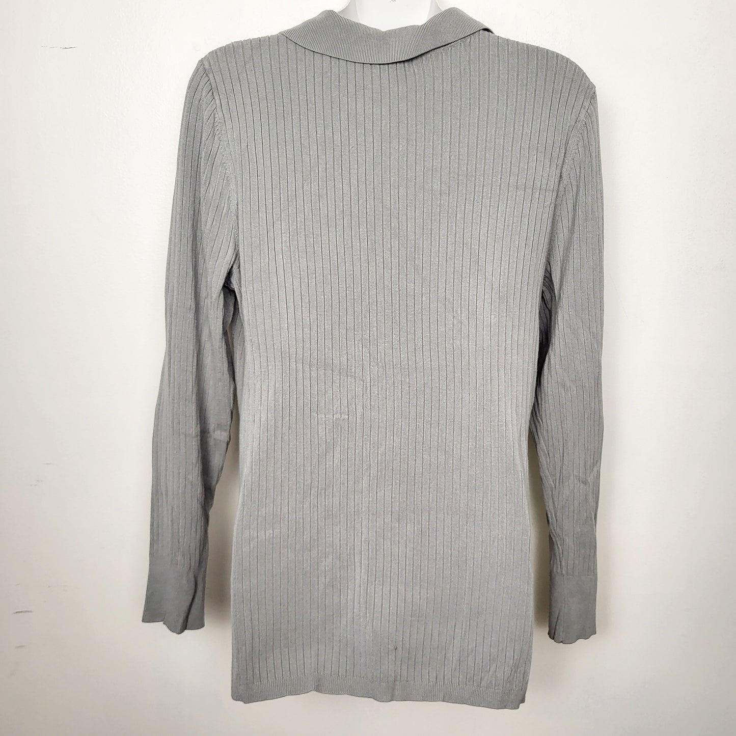 KLJ1 - RW and Co grey-green rib knit collared button down top. Size large