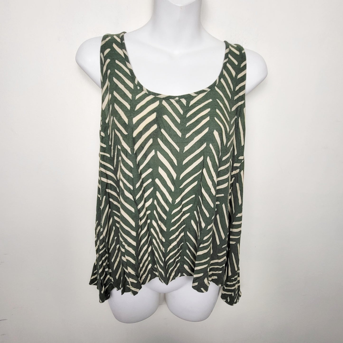 JFLM2 - Jack green patterned slit back rayon sleeveless top. Size small