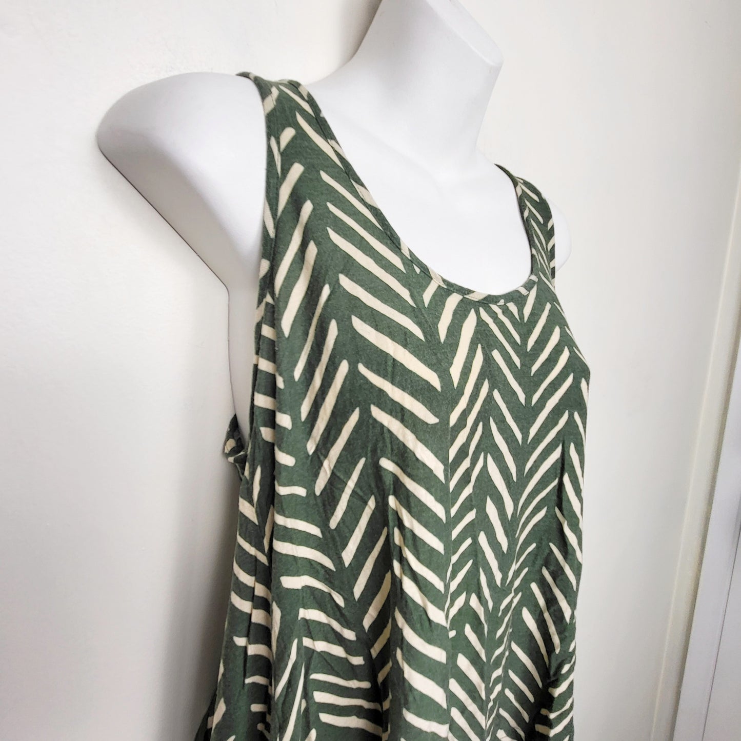 JFLM2 - Jack green patterned slit back rayon sleeveless top. Size small
