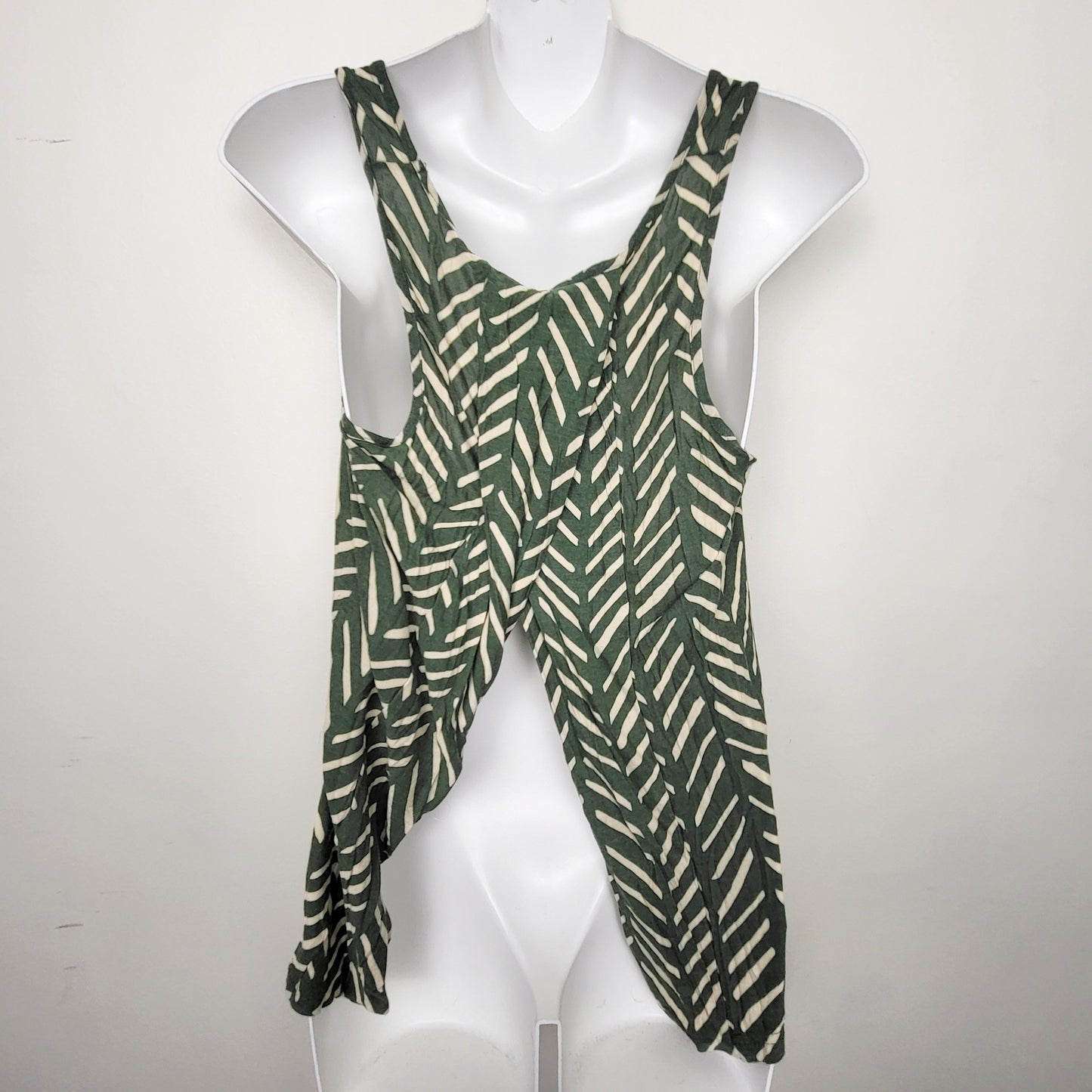 JFLM2 - Jack green patterned slit back rayon sleeveless top. Size small