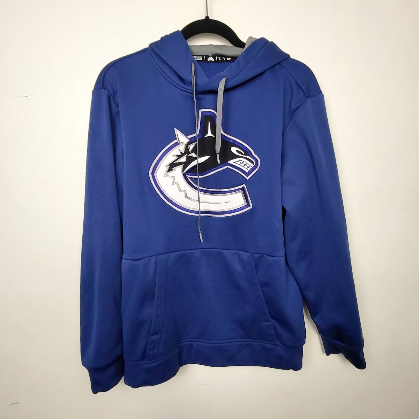 BBIN1 - Adidas Vancouver Canucks pullover hoodie. Unisex size small